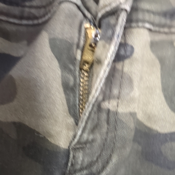 No Boundaries Women's Green Camo Ankle Jeans - Picture 3 of 6